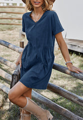 Kleid mit V-Ausschnitt und Plissee-Detail